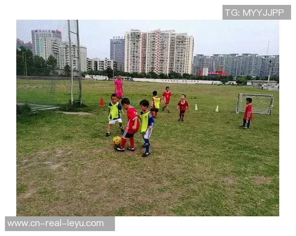 手工制作足球的详细步骤与技巧分享让你轻松掌握足球制作艺术 手工制作足球的详细步骤与技巧分享让你轻松掌握足球制作艺术